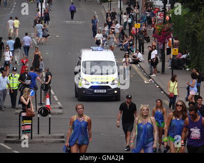 La police est fixant le carnaval de Notting Hill à Londres, le 29 août 2016, Londres, Royaume-Uni Crédit : Nastia M/Alamy Live News Banque D'Images