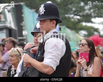 La police est fixant le carnaval de Notting Hill à Londres, le 29 août 2016, Londres, Royaume-Uni Crédit : Nastia M/Alamy Live News Banque D'Images