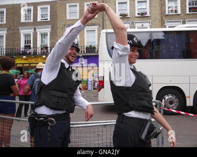 La police est fixant le carnaval de Notting Hill à Londres, le 29 août 2016, Londres, Royaume-Uni Crédit : Nastia M/Alamy Live News Banque D'Images