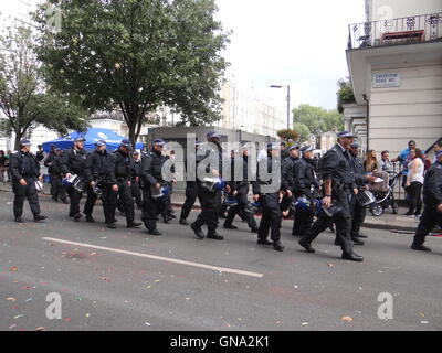 La police est fixant le carnaval de Notting Hill à Londres, le 29 août 2016, Londres, Royaume-Uni Crédit : Nastia M/Alamy Live News Banque D'Images