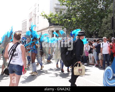 La police est fixant le carnaval de Notting Hill à Londres, le 29 août 2016, Londres, Royaume-Uni Crédit : Nastia M/Alamy Live News Banque D'Images