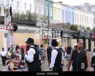 La police est fixant le carnaval de Notting Hill à Londres, le 29 août 2016, Londres, Royaume-Uni Crédit : Nastia M/Alamy Live News Banque D'Images