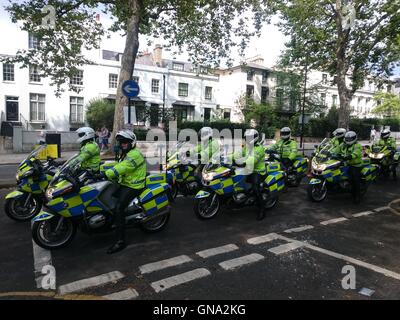 La police est fixant le carnaval de Notting Hill à Londres, le 29 août 2016, Londres, Royaume-Uni Crédit : Nastia M/Alamy Live News Banque D'Images