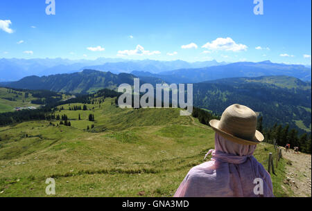 Obermaiselstein, Allemagne. Août 26, 2016. Un walker jouit de la vue du haut de Riedberger horn vers la zone de ski Grasgehren près d'Oberstdorf, Allemagne, 26 août 2016. Il y a un projet controversé de combiner les stations de ski de Balderschwang et Grasgehren avec un soi-disant 'Skischaukel" (lt. école de ski) d'être décidé en octobre par un référendum. Photo : Karl-Josef Opim/dpa/Alamy Live News Banque D'Images