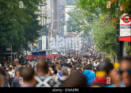 Londres, Angleterre, Royaume-Uni. 29 août 2016. Notting Hill Carnival 2016 pendant les vacances de lundi. Les grandes foules au Carnaval de remplir la rue. Crédit : Andrew Steven Graham/Alamy Live News Banque D'Images