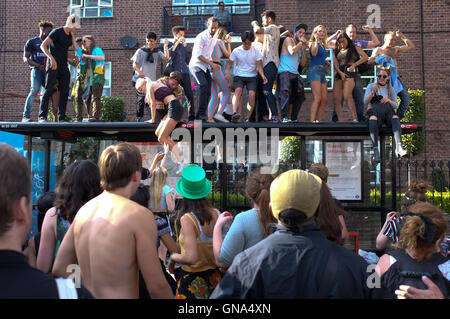 Londres, Royaume-Uni. Le 29 août, 2016. Revelllers sur le dessus d'un abri bus sur Elgin Crescent pendant l'Carnvial 2016 Notting Hill. Credit : Jonathan Katzenellenbogen/Alamy Live News Banque D'Images