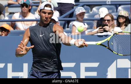 Flushing Meadows, New York, USA. Août 28, 2016. US Open Tennis championships. La formation et les qualifications. Rafael Nadal © Plus Sport Action/Alamy Live News Banque D'Images