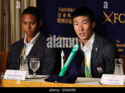 Tokyo, Japon. Août 29, 2016. 4 x 100m japonais membre de l'équipe relais Yoshihide Kiryu (R) parle tandis que Cambridge sur Aska ressemble à une conférence de presse à Tokyo le lundi, Août 29, 2016. L'équipe de relais japonais a remporté la première médaille d'argent aux Jeux Olympiques de Rio de Janeiro. © Yoshio Tsunoda/AFLO/Alamy Live News Banque D'Images