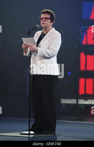 Flushing, New York, USA. Août 29, 2016. Billie Jean King durant la nuit cermonys ouvert sur l'Arthur Ashe Stadium de l'USTA Billie Jean King National Tennis Center le 29 août 2016 à Flushing Queens. Credit : MediaPunch Inc/Alamy Live News Banque D'Images