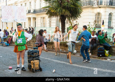 Notting Hill. Londres, Royaume-Uni. Août 29, 2016. Les gens ne la danse irlandaise à la musique jouée par Christian protestataire Neil Horan. Notting Hill Carnival 2016 Défilé Lundi Crédit : JOHNNY ARMSTEAD/Alamy Live News Banque D'Images