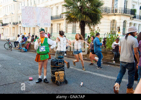 Notting Hill. Londres, Royaume-Uni. Août 29, 2016. Les gens ne la danse irlandaise à la musique jouée par Christian protestataire Neil Horan. Notting Hill Carnival 2016 Défilé Lundi Crédit : JOHNNY ARMSTEAD/Alamy Live News Banque D'Images