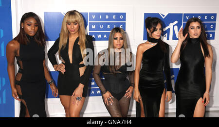 New York, New York, USA. Août 28, 2016. KORDEI NORMANDI, DINAH JANE HANSEN, allié BROOKE, CAMILA CABELLO et LAUREN JAUREGUI de cinquième harmonie assister à l'arrivée à la 2016 MTV Video Music Awards tenue au Madison Square Garden. © Nancy/Kaszerman ZUMA Wire/Alamy Live News Banque D'Images