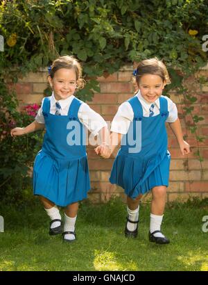 De 0001 sous embargo mardi 30 août Rosie Twins (à gauche) et Ruby Formosa qui sont nés à l'abdomen et partie commune de l'intestin, devraient commencer l'école en septembre. Banque D'Images