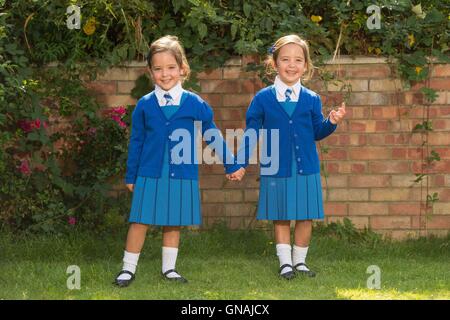 Rosie Twins (à gauche) et Ruby Formosa qui sont nés à l'abdomen et partie commune de l'intestin, devraient commencer l'école en septembre. Banque D'Images
