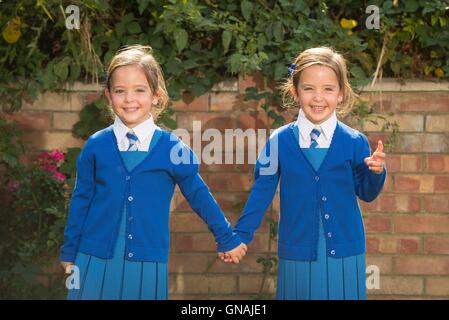 De 0001 sous embargo mardi 30 août Rosie Twins (à gauche) et Ruby Formosa qui sont nés à l'abdomen et partie commune de l'intestin, devraient commencer l'école en septembre. Banque D'Images