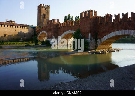 Castelvecchio et pont sur la rivière Adige, château Scaglieri, Vérone Province Vérone, Italie Banque D'Images