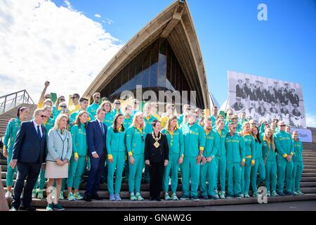 L'Australie. Août 29, 2016. Les membres de l'équipe olympique australienne pour les Jeux Olympiques de Rio 2016 et VIP's posent pour une photo sur le parvis de l'Opéra de Sydney. L'équipe olympique australienne a été accueillis lors d'une cérémonie organisée à Sydney. Credit : Hugh Peterswald/Pacific Press/Alamy Live News Banque D'Images