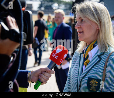 Sydney, Australie. Août 29, 2016. L'équipe olympique australienne Chef-de-Mission Chiller Kitty parle aux médias après la cérémonie d'accueil Bienvenue sur le parvis de l'Opéra de Sydney. Les athlètes médaillés et de toute l'Australie a salué les fans et parlé de leur expérience de Rio 2016. Credit : Hugh Peterswald/Pacific Press/Alamy Live News Banque D'Images