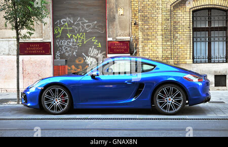 BUDAPEST - 20 MAI 2016 : Deep blue Porsche sport car dans la rue de Budapest le 20 mai 2016. Banque D'Images