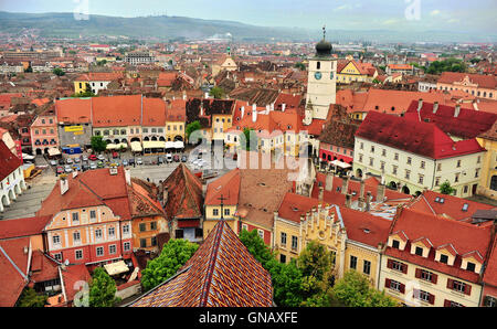 SIBIU, ROUMANIE - 4 mai : Vue de dessus de la place principale de la vieille ville de Sibiu, le 4 mai 2016. Sibiu est la ville de Transylvanie Banque D'Images