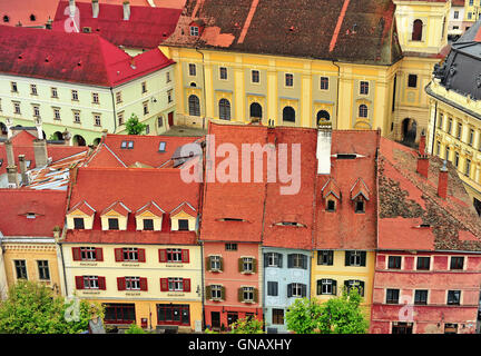 Maisons colorées du centre-ville de Sibiu, en Transylvanie, Roumanie Banque D'Images