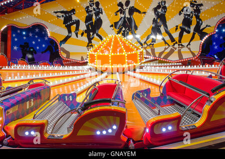 Luna Park Train Tango Carnival Ride photographiés de nuit - Sydney, New South Wales, Australia Banque D'Images