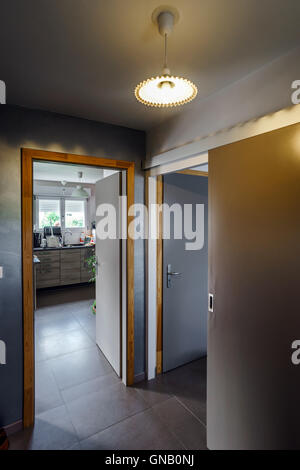 Entrée de la maison de banlieue. Résidence familiale typique, France Banque D'Images