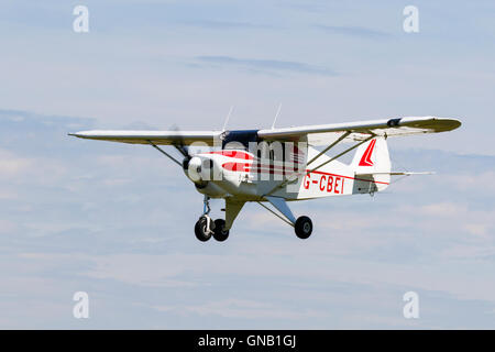 Piper PA-22-108 Colt G-CBEI en vol à Breighton Airfield Banque D'Images