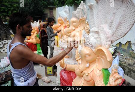 Allahabad, Inde. Août 29, 2016. Donner de l'artiste touche finale au Seigneur la statue de Ganesh Chaturthi Ganesh de célébration du Festival à l'atelier côté route à Allahabad. Credit : Prabhat Kumar Verma/Pacific Press/Alamy Live News Banque D'Images