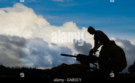 Un parachutiste de l'armée britannique Parachute Regiment prépare un lance-grenades de 40 mm machine gun Banque D'Images