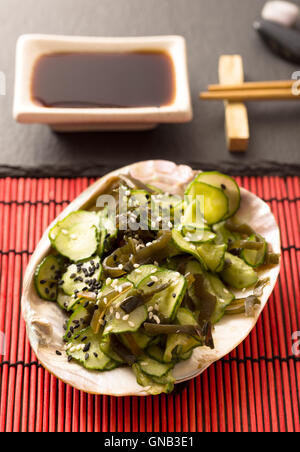 Salade japonaise sunomono Banque D'Images