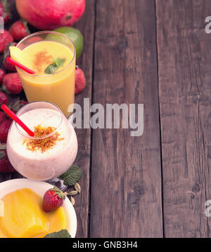 Lassi à la mangue et à la fraise Banque D'Images