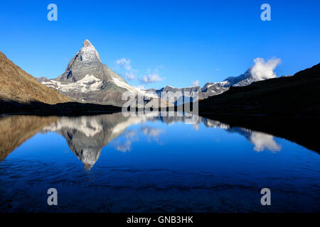 Le Matterhorn reflétée dans les eaux bleues du lac Stellisee Zermatt Alpes Pennines Canton du Valais Suisse Europe Banque D'Images