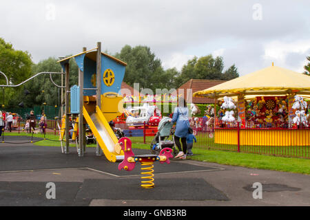 Aire de jeux pour enfants dans le parc Ormskirk, Lancashire, UK Banque D'Images