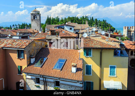 Vue sur les toits de Sirmione et de Château Scaliger Banque D'Images