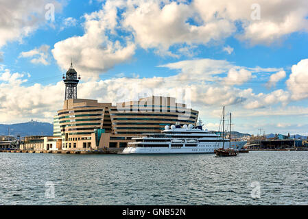 Vue depuis la mer de Port Vell Tramway aérien. La ville de Barcelone. Espagne Banque D'Images