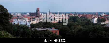 Vue panoramique vers la vieille ville de Gdansk de Gradowa Hill dans la ville de Gdansk dans le Nord de la Pologne Banque D'Images