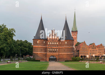 La ville Holstentor et église Saint Pierre, Lübeck, Schleswig-Holstein, Allemagne Banque D'Images