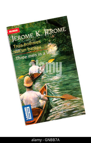 Une édition bilingue français-anglais de trois hommes dans un bateau de Jerome K Jerome. Banque D'Images