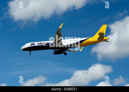 Monarch Airlines Airbus A321 près de l'aéroport de Birmingham, UK (G-ZBAM) Banque D'Images