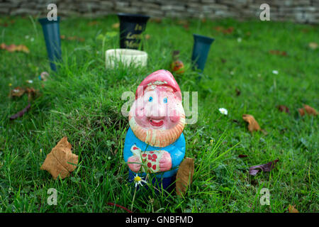 Un nain de jardin dans un cimetière, UK Banque D'Images