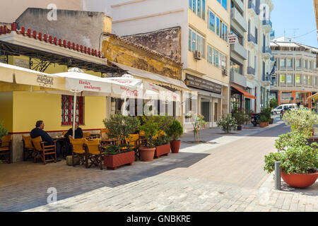 Athènes, Grèce - 08 juin 2009 : les autochtones de boire du café au café de la rue Banque D'Images