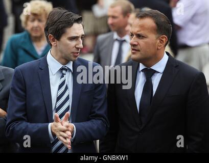 Ministre de la santé Simon Harris (à gauche) et ministre de la Protection Sociale Leo Varadkar après les funérailles d'Anglo Irish Entente portent-maker et l'ancien tanaiste Peter Barry au St Michael's Church, Blackrock, le liège. Banque D'Images