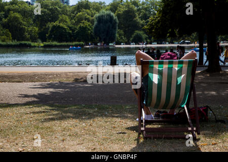 Les Londoniens profitez de la chaleur sur les vacances de banque lundi à Hyde Park, Londres. Banque D'Images