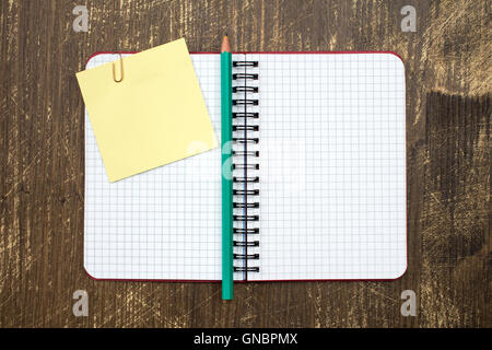 Ouvrir avec bloc-notes Post-it et un crayon sur fond de bois Banque D'Images