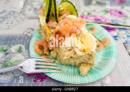 Crevettes crevettes ou suédois traditionnel gâteau sandwich (smörgåstårta) Communiqué de modèle : N° des biens : Non. Banque D'Images