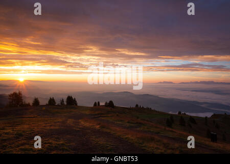 Matin incroyable dans les mat Gerlitzen en Autriche.météo inverse et vue sur les montagnes de Slovénie. Banque D'Images