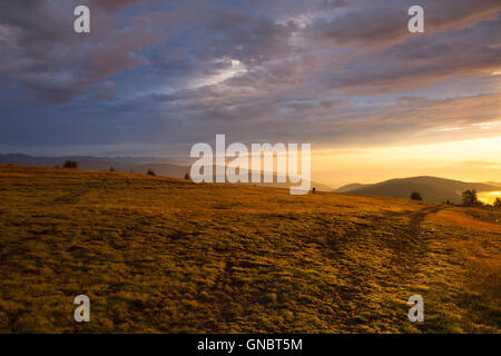 Matin incroyable dans les mat Gerlitzen en Autriche.météo inverse et vue sur les montagnes de Slovénie. Banque D'Images