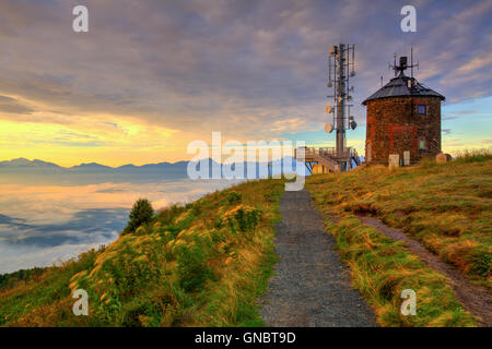 La station de communication et étonnante matin dans les mat Gerlitzen en Autriche.Vue sur les montagnes en Slovénie.image HDR Banque D'Images