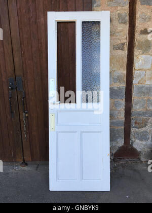 Porte fenêtre avec un verre cassé Banque D'Images